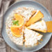 Ciasto migdałowe bez mąki i glutenu z pomarańczą, udekorowane plasterkami pomarańczy i listkami mięty.